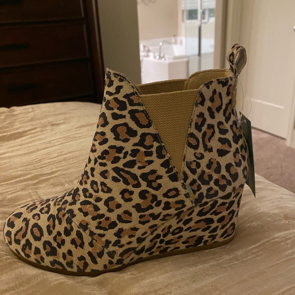 NWT, Kelsey leather pull on wedge bootie, size 7 1/2.
